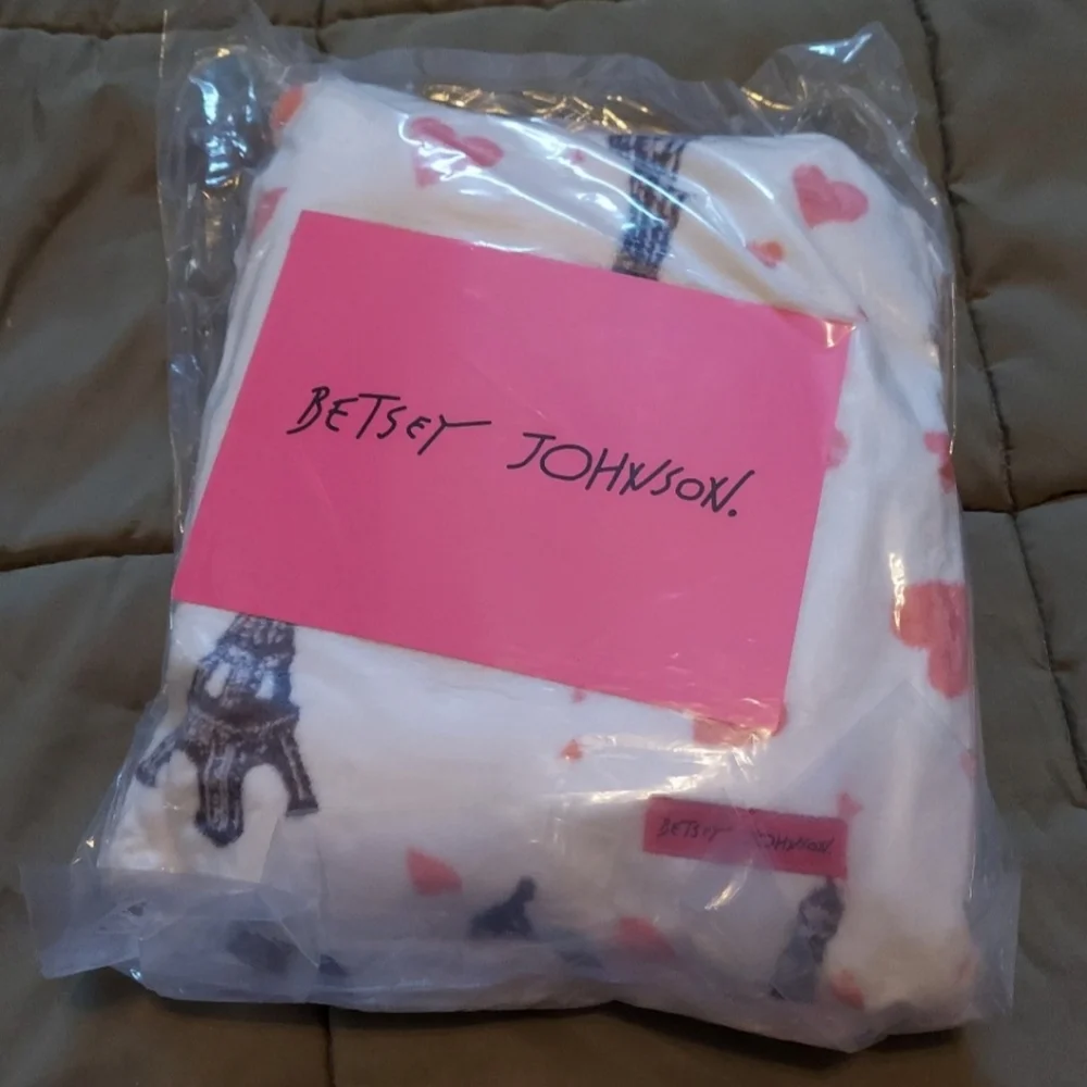BETSEY JOHNSON PARIS LOVE PLUSH THROW BLANKET BNWT 1 Left